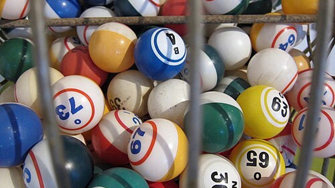 Gekleurde bingoballen met nummers