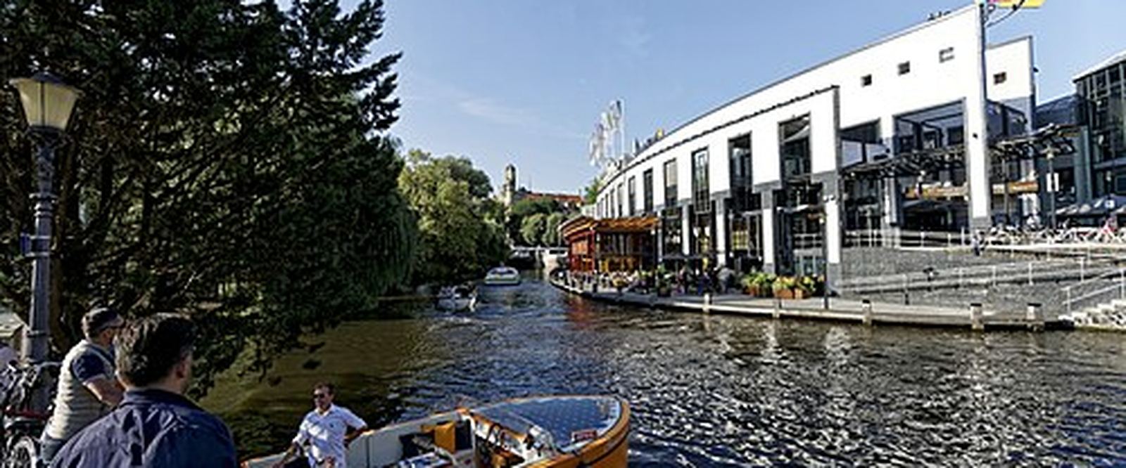 Casinogebouw aan het water in Amsterdam