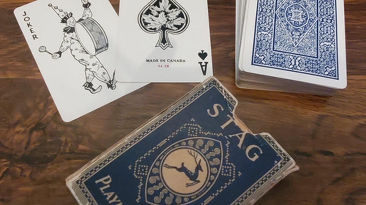 Speelkaarten en een kaartendoos op tafel