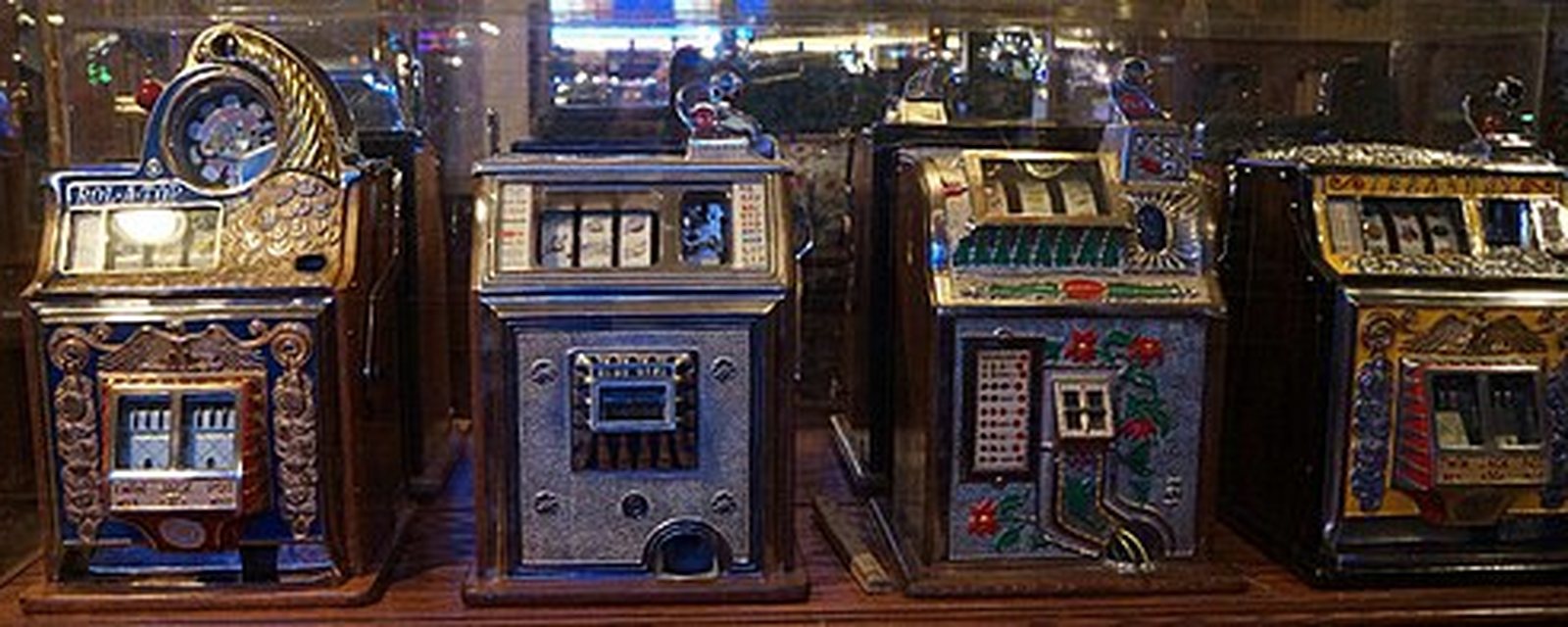 Historische mechanische gokautomaten naast elkaar