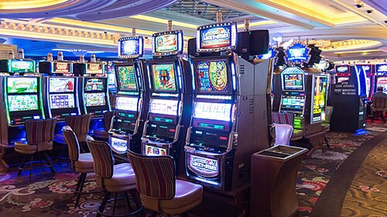 Rijen gokkasten in een casinozaal