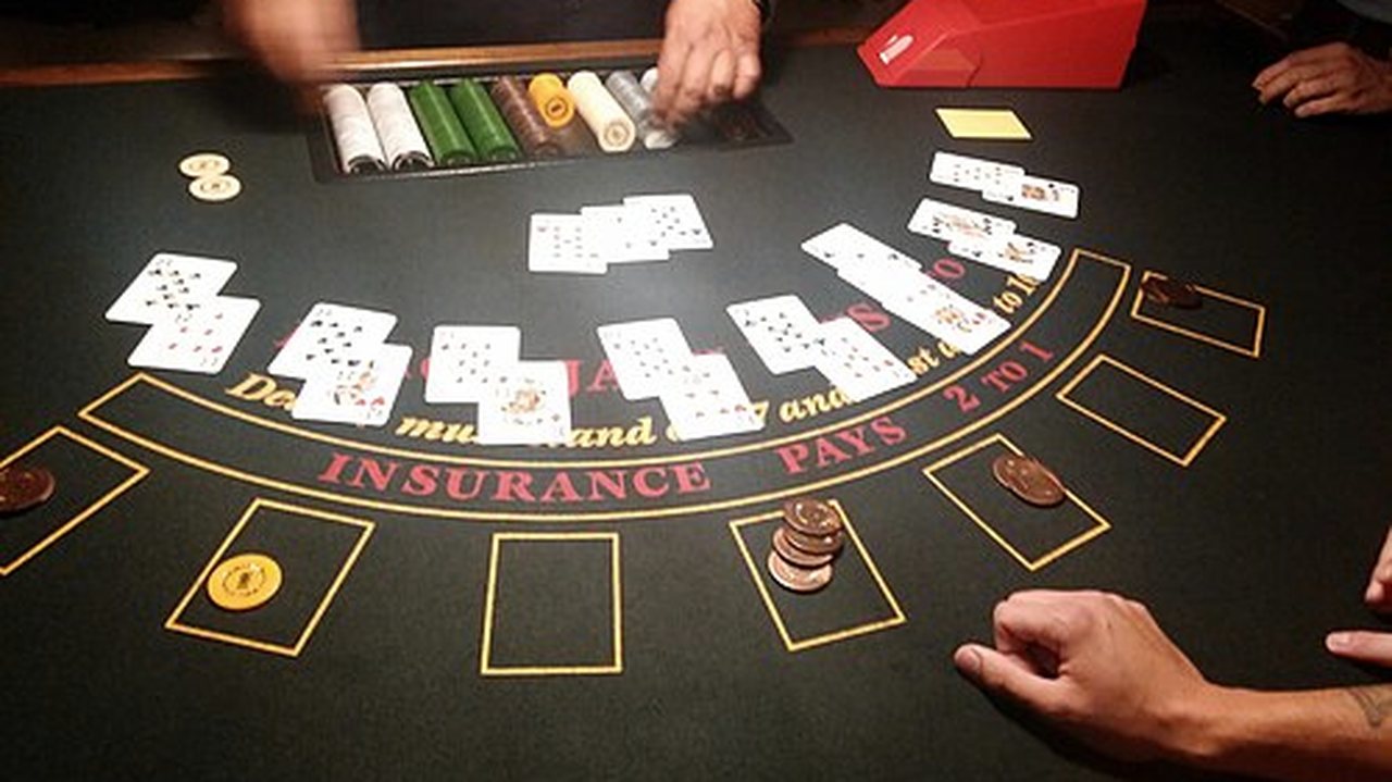 Blackjacktafel met dealer, kaarten en fiches